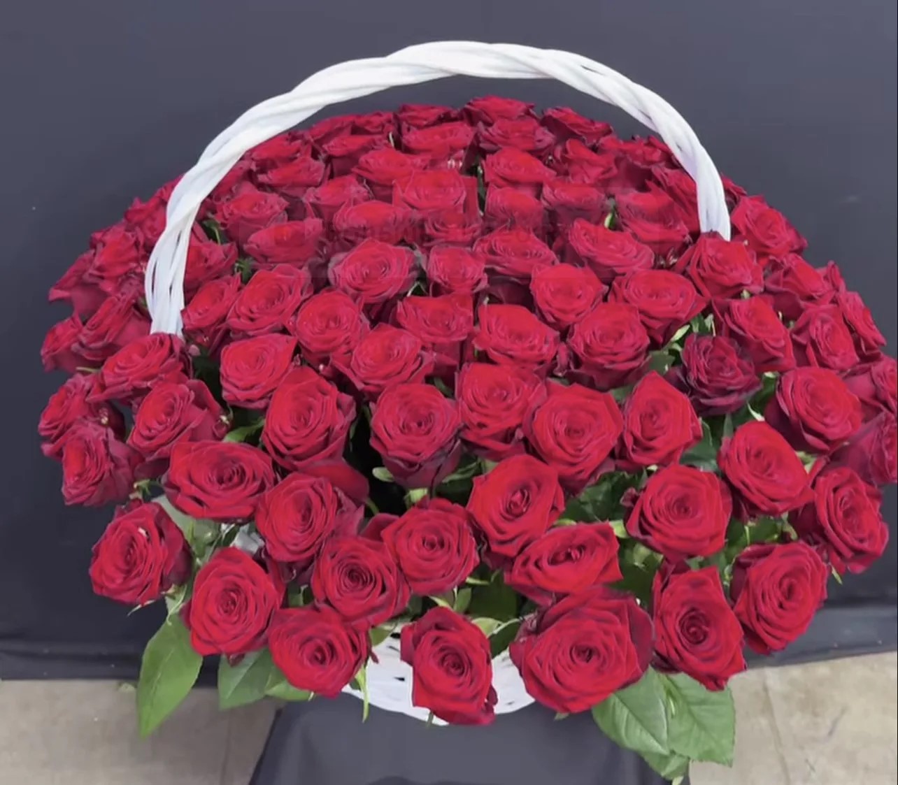 🌹КОМПОЗИЦИЯ ИЗ 101 КРУПНОЙ КРАСНОЙ РОЗЫ В КОРЗИНЕ🌹